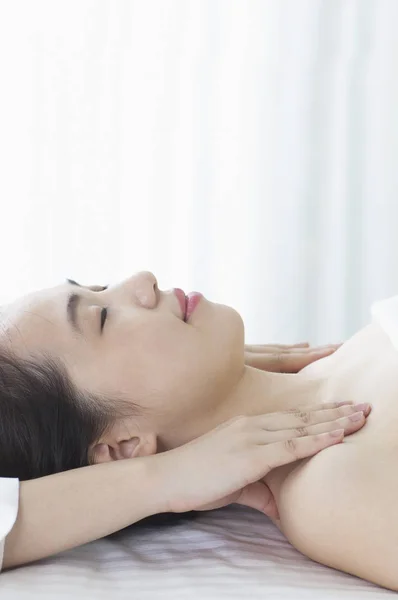 Jonge Aziatische Vrouw Met Massage Door Een Chinese Arts — Stockfoto