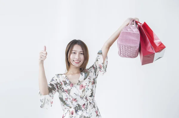 Mujer Joven Con Vestido Sosteniendo Algunas Bolsas Sonriendo Cámara —  Fotos de Stock