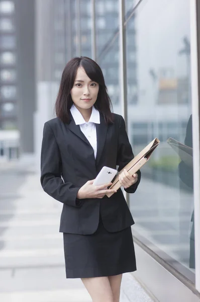 Junge Asiatische Frau Trägt Einen Anzug Mit Einer Akte Und — Stockfoto