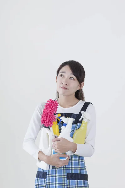 Junge Asiatische Frau Hält Einige Reinigungsgeräte Der Hand Und Lächelt — Stockfoto