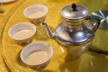 Arka planda Tereyağı Çay, yakın
