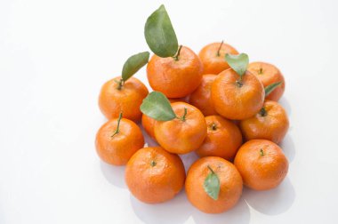 Yeşil yaprakları ile lezzetli mandalina