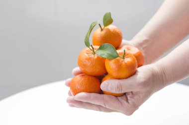 kadın elinde taze portakal