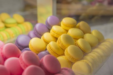 bir dükkanda renkli Fransızca Macaroons
