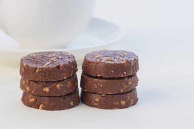 Çay bardağı yakınındaki altı lezzetli atıştırmalıklar ile ikindi çayı