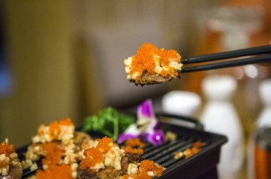 Kırmızı havyarlı kaz ciğeri. 