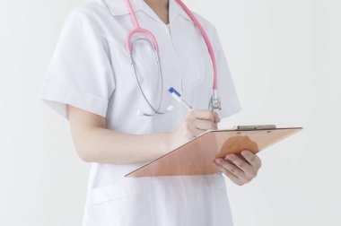 Genç Asyalı hemşire bir kayıt yazma