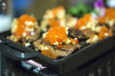 Kırmızı havyarlı kaz ciğeri. 