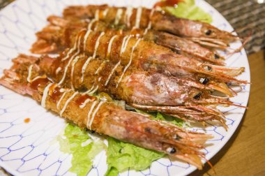 Arka planda Derin Kızarmış Karidesler, yakın çekim