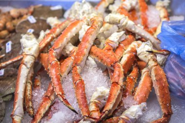 Arka planda yengeç bacakları, yakın