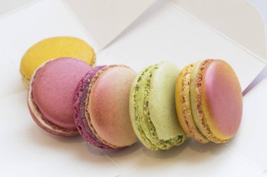 Beş renkli Fransızca macaroons