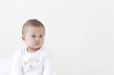 Düşünme ve uzağa arıyorsunuz küçük Asya bebek