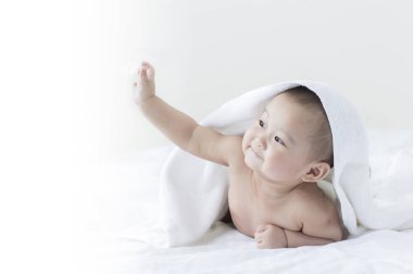 Genç Asyalı bebek el yukarı ve uzağa arıyorsunuz