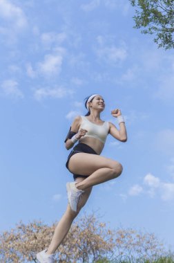 Parkta koşu gülümseyen Genç Asyalı kadın