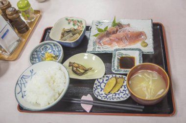 Arka planda Teishoku gıda, yakın