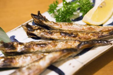 Barbekü, arka planda deniz ürünleri, yakın