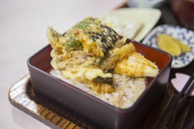 Teishoku, Arka planda Öğle Yemeği Kutusu, yakın