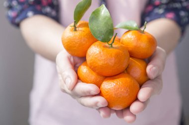 kadın elinde taze portakal