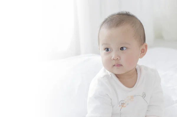 Jovem Bebê Asiático Pensando Olhando Para Longe — Fotografia de Stock