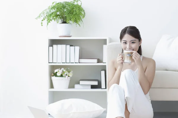 Joven Mujer Asiática Sentada Suelo Bebiendo Café — Foto de Stock