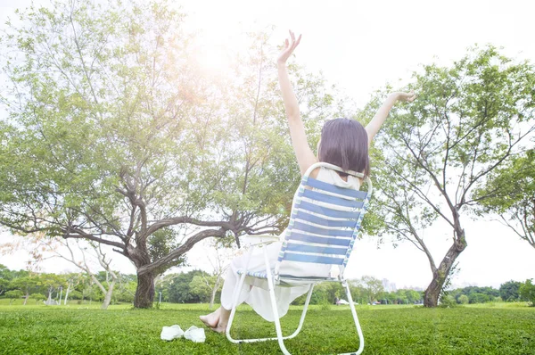 Jovem Ásia Mulher Vestindo Branco Vestido Sentado Banco Ter Sol — Fotografia de Stock