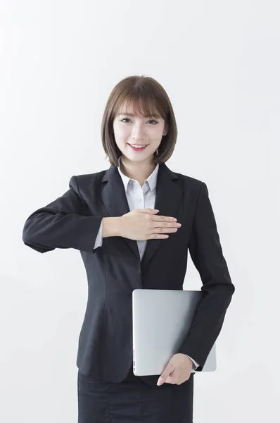Jovem Mulher Asiática Vestindo Terno Mãos Seu Peito Sorrindo Para — Fotografia de Stock