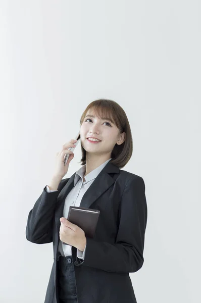 Jovem Mulher Asiática Vestindo Terno Falando Telefone Sorrindo Olhando Para — Fotografia de Stock