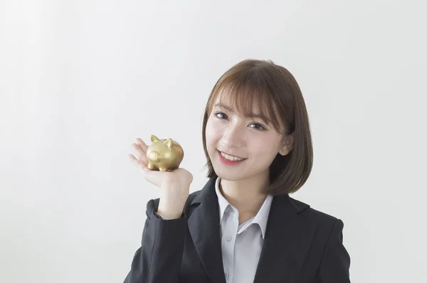 Jovem Ásia Mulher Vestindo Terno Segurando Até Ouro Porquinho Banco — Fotografia de Stock