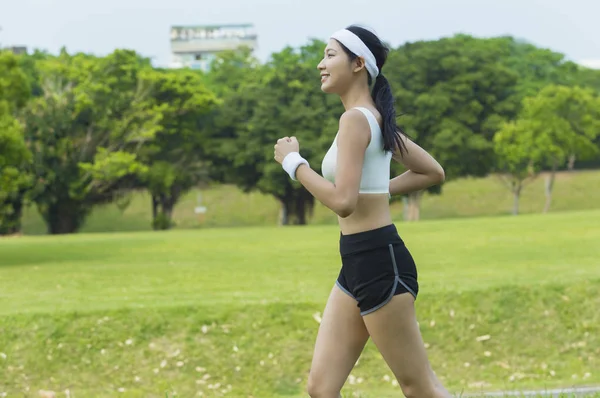 Jonge Aziatische Vrouw Die Lacht Joggen Het Park — Stockfoto