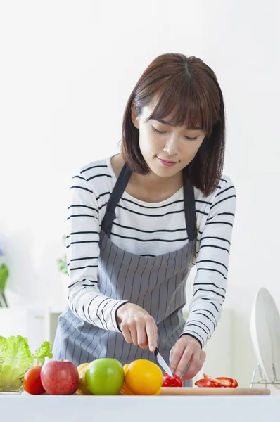 Ung Asiatisk Kvinna Skära Grönsaker Köket — Stockfoto
