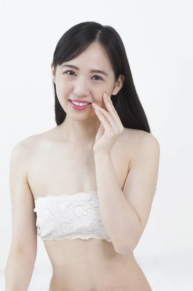 Jovem Mulher Asiática Mão Seu Rosto Sorrindo Para Câmera — Fotografia de Stock