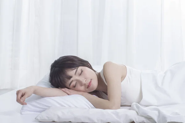 アジアの女性が眠っています — ストック写真