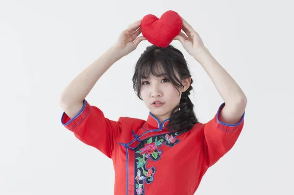 Jeune Femme Asiatique Portant Cheongsam Chinois Tenant Cœur Jusqu Tête — Photo
