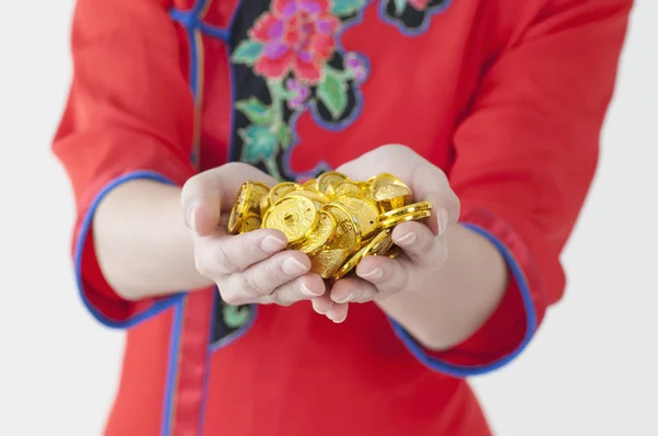 Молодая Азиатка Китайском Чонгсам Держит Золотые Монеты Улыбается Камеру — стоковое фото