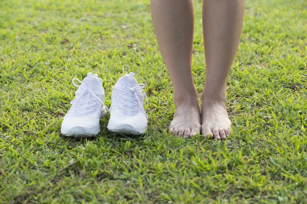 Молоді Азіатські Жінки Зняв Взуття Стоїть Траві — стокове фото