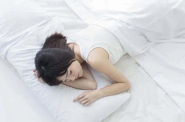 アジアの女性が眠っています — ストック写真