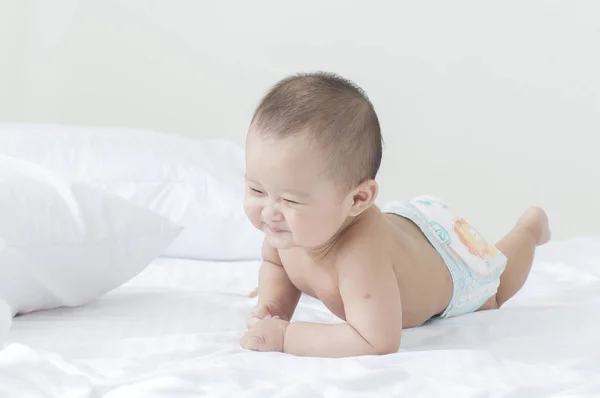 Joven Asiática Bebé Escalada Cama — Foto de Stock
