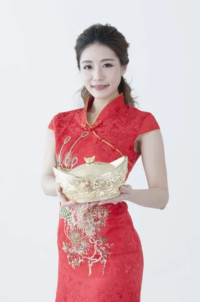Mladá Čínská Žena Nosí Cheongsam Držení Zlatých Ingotů Usmívá Kameru — Stock fotografie