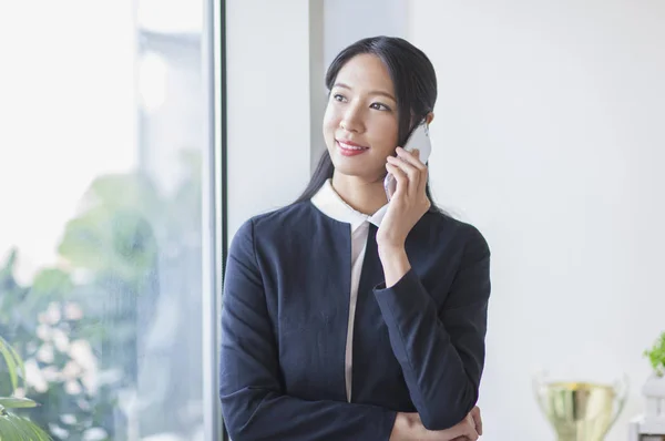 Mladá Asijská Žena Mluví Telefonu Usmívá Koukal — Stock fotografie