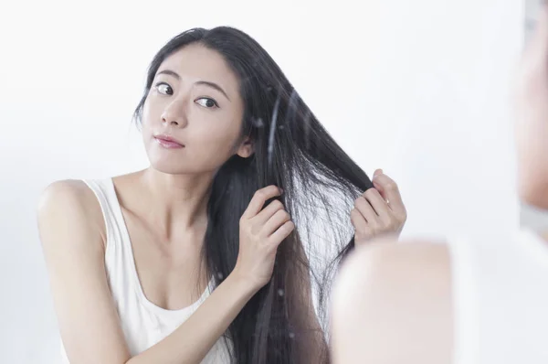 Jeune Femme Asiatique Avec Des Mains Noires Cheveux Longs Sur — Photo