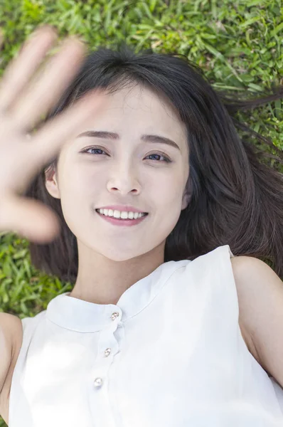 Joven Asiática Vistiendo Vestido Blanco Sonriendo Acostada Hierba — Foto de Stock
