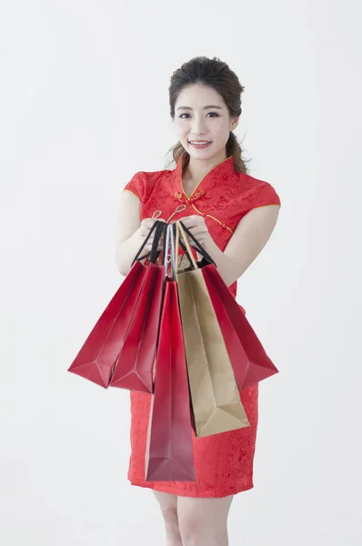 Joven Mujer China Usando Cheongsam Dando Algunos Regalos Sonriendo Cámara —  Fotos de Stock