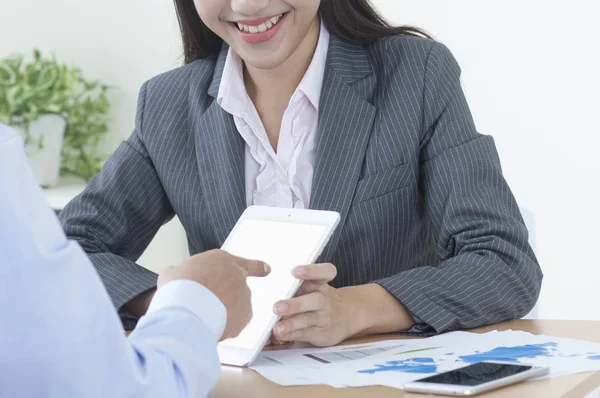 Jovem Mulher Asiática Vestindo Terno Conversando Com Cliente Sorrindo — Fotografia de Stock