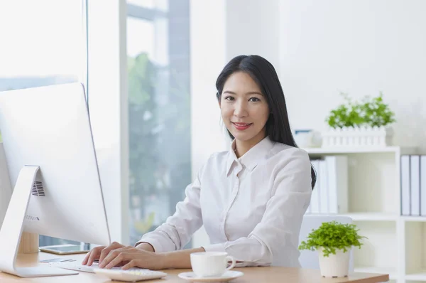 Jeune Femme Asiatique Aide Ordinateur Souriant Caméra — Photo