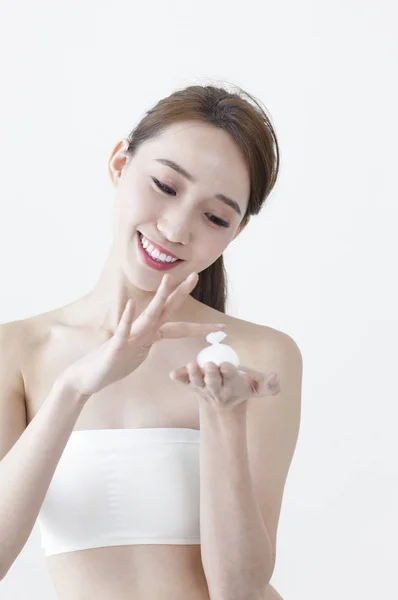 Junge Asiatische Frau Lächelt Und Wäscht Ihr Gesicht — Stockfoto