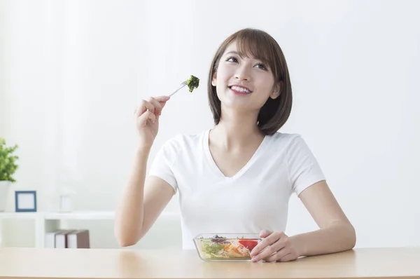Ung Asiatisk Kvinna Ler Äta Skål Med Sallad — Stockfoto