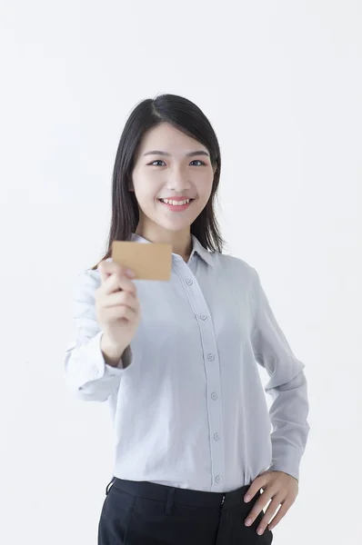 Junge Asiatin Anzug Reicht Ihre Visitenkarte Und Lächelt Die Kamera — Stockfoto