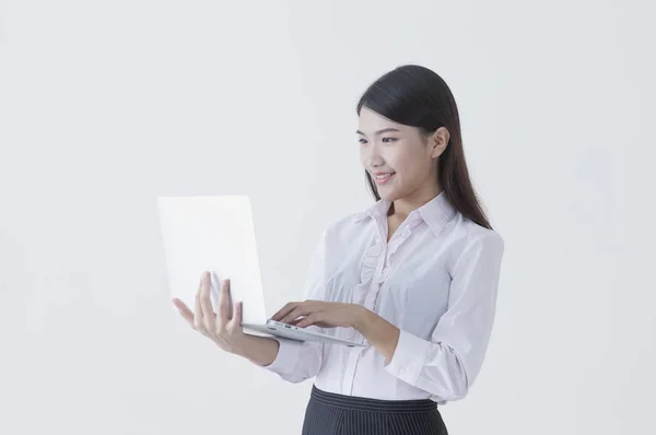 Jovem Mulher Asiática Vestindo Terno Usando Laptop — Fotografia de Stock