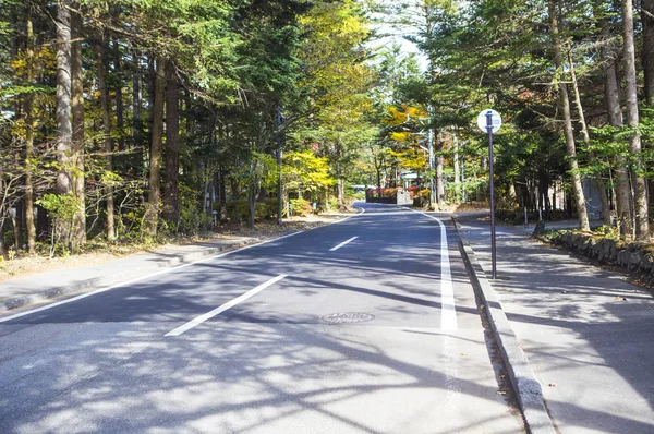 空の道路と自然な背景 — ストック写真