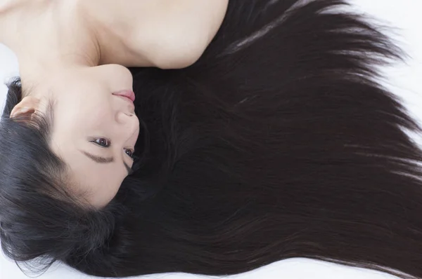 Νεαρά Ασιατικές Γυναίκα Μαύρα Μακριά Μαλλιά Ξαπλωμένος Και Αναζητούν Μακριά — Φωτογραφία Αρχείου